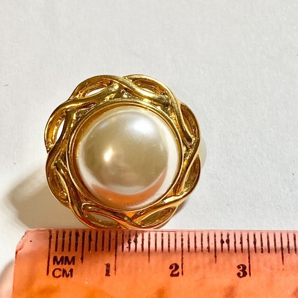 Vintage Gold White Pearl Clip On Earrings Weave Round Gold Tone 70s Acrylic - Picture 8 of 8